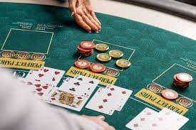 Antarmuka penempatan taruhan Live Roulette di bosmenang dengan video stream dealer di atas dan panel taruhan di bawah